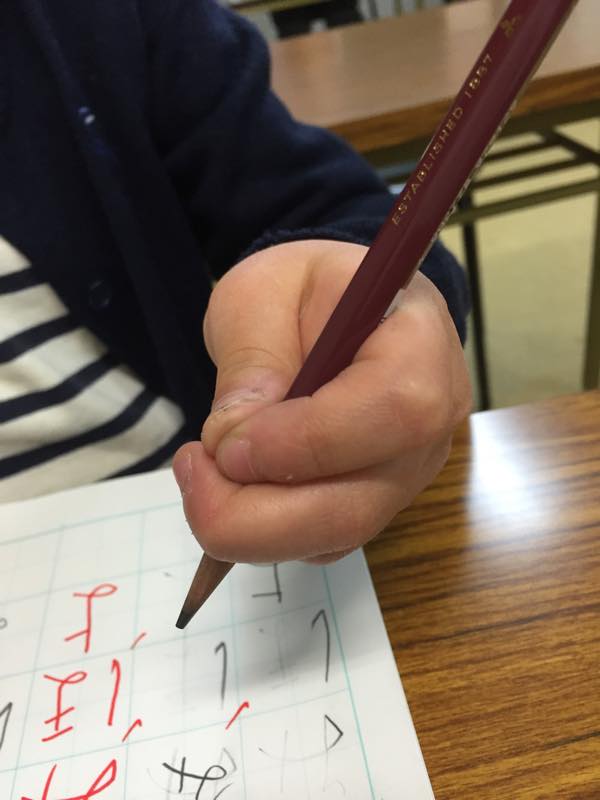硬筆指導は鉛筆の正しい持ち方から徹底指導しています！