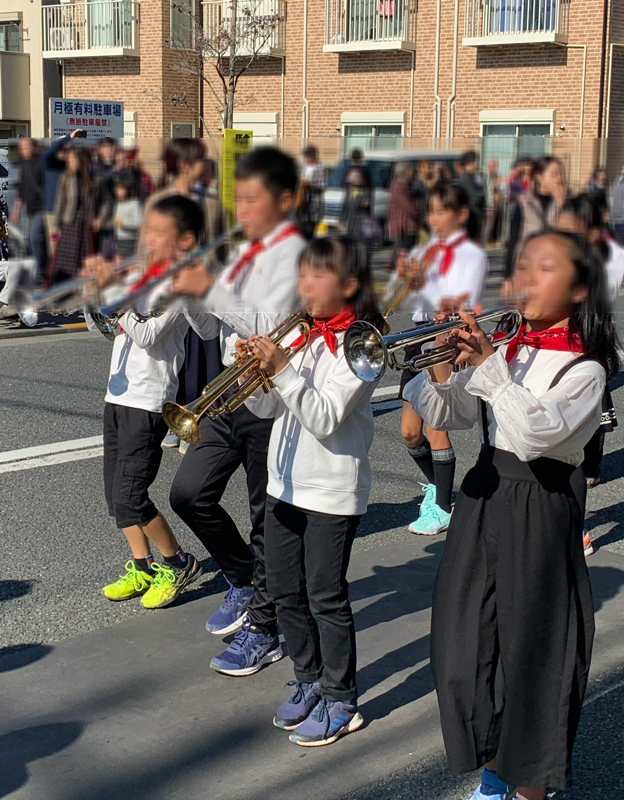 市民祭のパレードで谷戸第二小学校の生徒達が参加しました